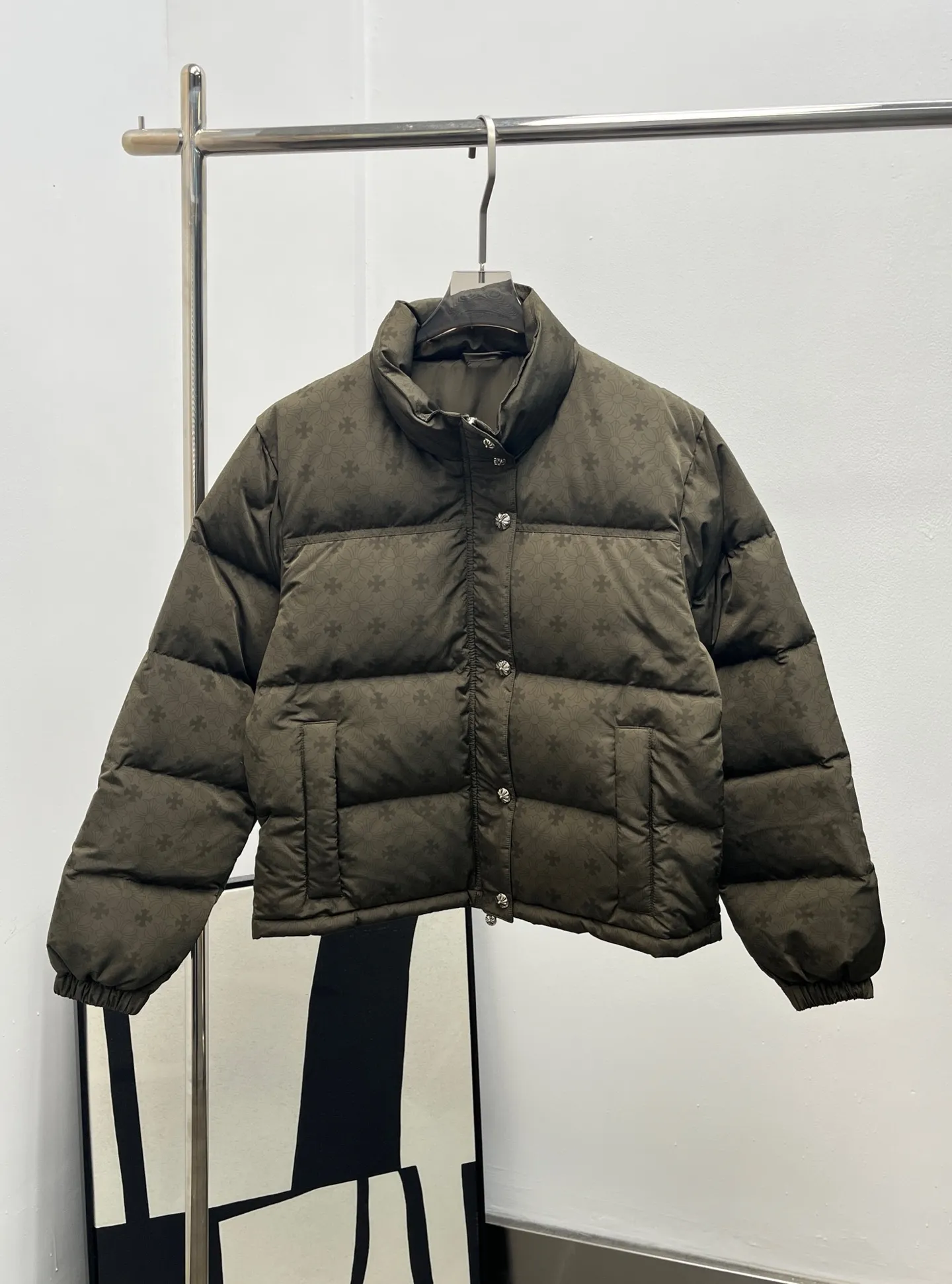 P1070 Chorme heart* 25Fw new autumn and winter cross print down jacket | Exclusive high-end version! The Chrome Hearts classic cross dark pattern is printed all over, which is low-key and has brand recognition. The black and white two-color suit different styles! The short silhouette + fluffy velvet can not only modify the body proportions, but also keep warm in winter; the stand-up collar design + metal snap placket, the details echo the dark luxury tone of the brand, and the metal pendant at the zipper is the finishing touch. It is an indispensable autumn and winter texture for fashionable people's wardrobe. Spot sale SML